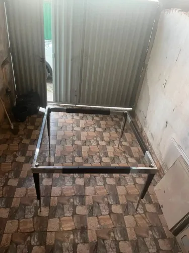 Mesa quadrada grande, tampo de vidro