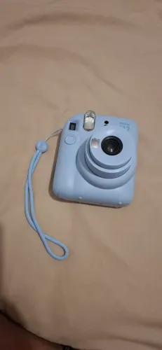 Polaroid instax mini 12 (já vai com as 2 pilhas inclusas) e está sem a caixa
