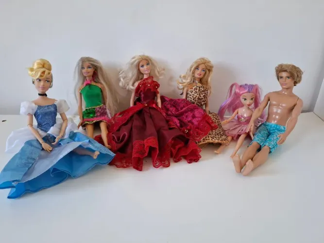Barbies "originais" e articuladas com acessórios