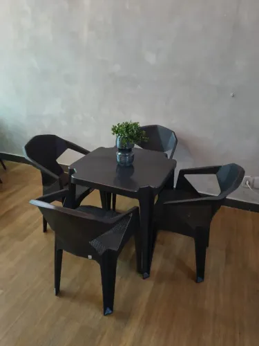 CONJUNTO DE PLÁSTICO POLTRONA DIAMANTE 3D (182Kg) E MESA PIRENOPOLIS MONOBLOCO