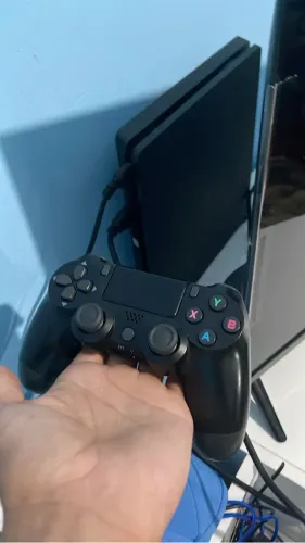Vende-se ps4 slim 1tb controle original 1350