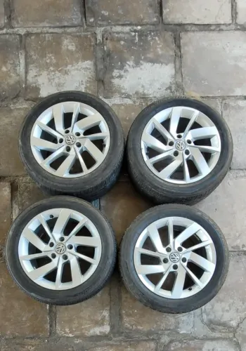 Excelente Jogo de Rodas pra Jetta 250 Tsi com Pneus em excelentes condições de uso.