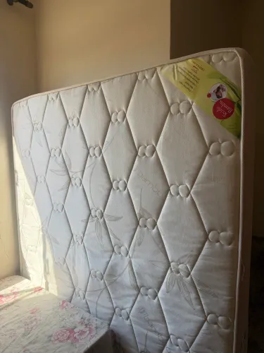 COLCHÃO ROYAL PLUS BEGE 33 DE ESPUMA NOVÍSSIMO POUCO USO.