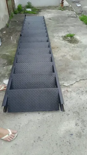 Escada de ferro tamanho 4 x 70 com patamar e 14 degraus antiderrapante