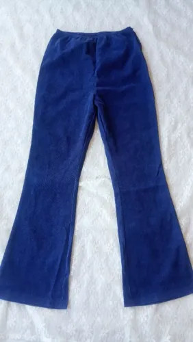 Calça flare em veludo