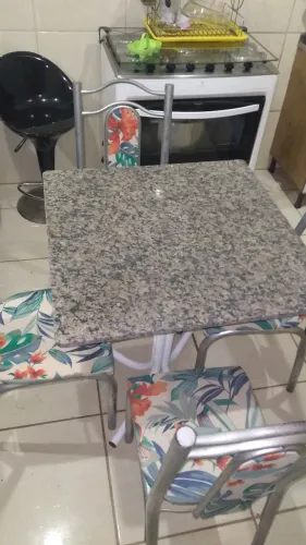 Vendo mesa de marmore com 4 cadeiras valor $300 reais 