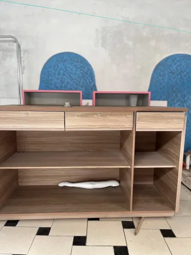 Balcão de atendimento moderno amadeirado com gavetas