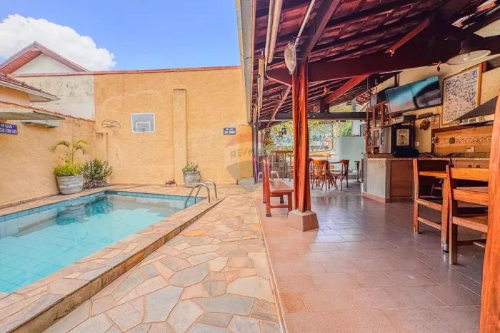 Casa A Venda em Mogi Mirim - Centro - AT: 357m² / AC: 271m² - 3 Quartos (2 suítes) - INVES