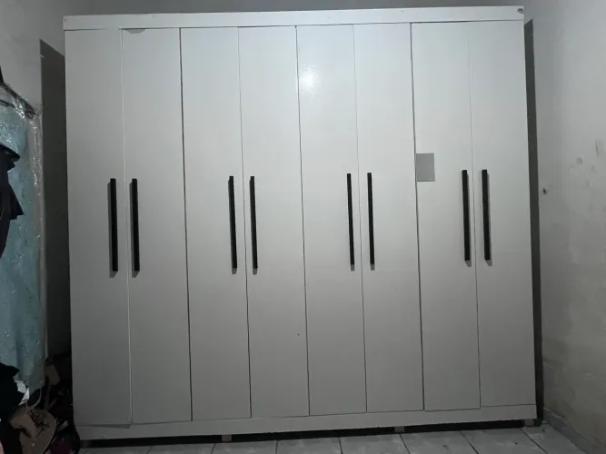Guarda roupa 4 compartimentos, 8 portas