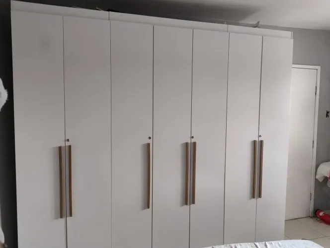 Guarda-roupas de casal semi novo com trança em todas as portas com chave
