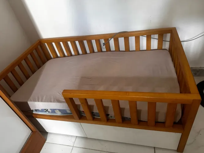 Cama de madeira 2 gavetas