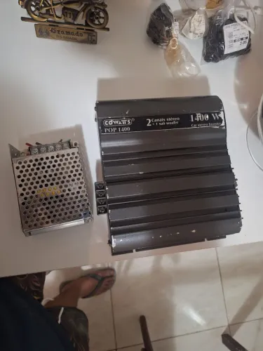 amplificador estéreo automotivo da marca Cowatts, modelo POP 1400.