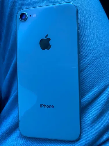Vendo iPhone 8 sem detalhes
