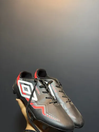 Vende-se chuteira de campo umbro tamanho 43 usada uma vez