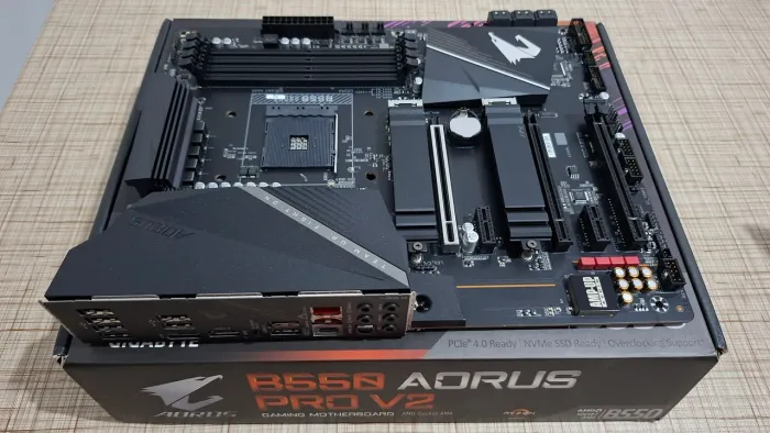 Placa mãe ATX Gigabyte B550 Aorus Pro V2, BIOS atualizada, na caixa