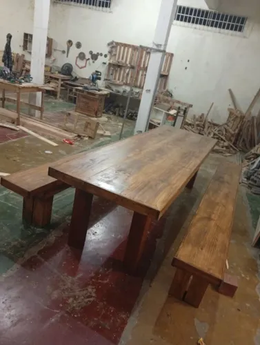 Mesa de madeira com 2 bancos  rústico 