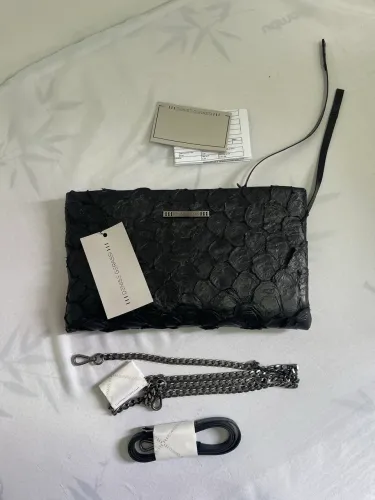 Bolsa Denise Gerassi Aquira Maxi Clutch em Couro de Pirarucu - Nova com Etiqueta