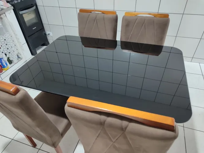 MESA DE JANTAR TAMPO DE VIDRO COM 4 CADEIRAS