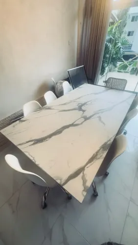 Mesa de reunião e cadeiras