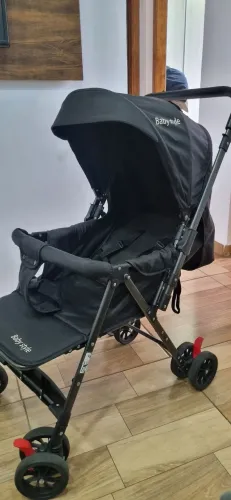 Carrinho de bebê com alça reversível 