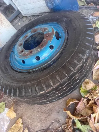 Pneu 1000-20 com roda azul incluso - R$350