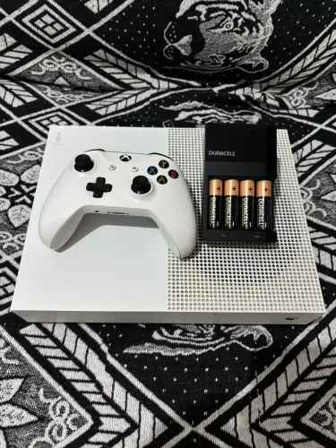 Xbox one s 1tb com jogos e carregador de pilhas