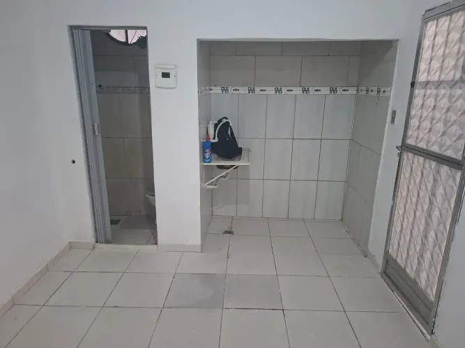 Alugo Imóvel com 20 metros quadrados com 1 quarto em Ramos - Rio de Janeiro - RJ