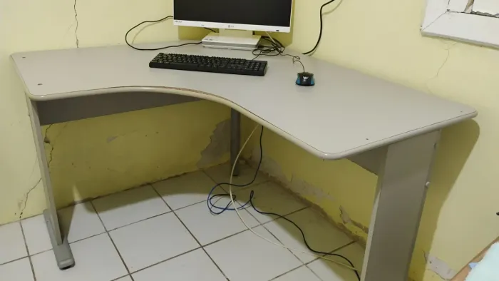 Mesa de Escritório em L (Delta) Ergonômica - Desapego R$ 100