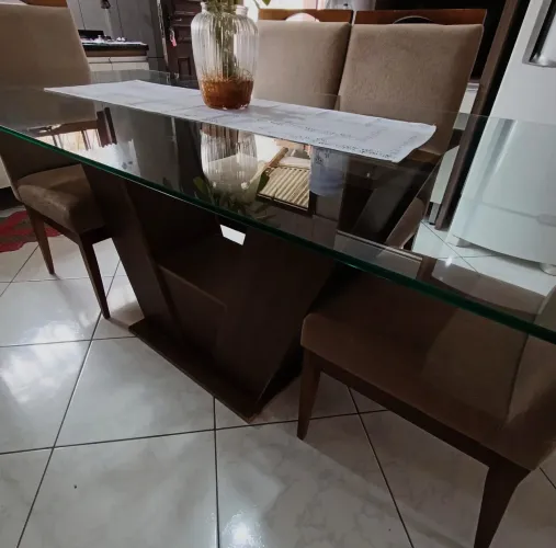 Vende-se mesa de jantar e painel de TV 