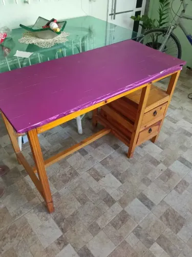 Mesa de madeira com gaveta