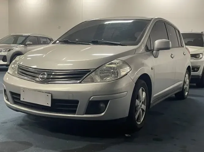 Nissan Tiida SL 1.8/1.8 Flex 16V Aut. 2011