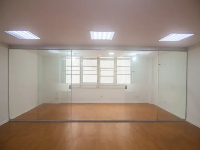 Sala à venda no Centro do Rio de Janeiro-RJ com 4 salas, 2 banheiros e 150m² de área. Conf