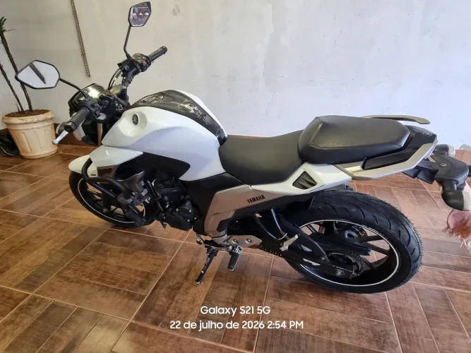 Moto fazer 250 em dias no meu nome pneus novos relação nova.