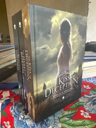 Triologia The Kiss Of Deception CRÔNICAS DE AMOR E ODIO, Capa dura, Box