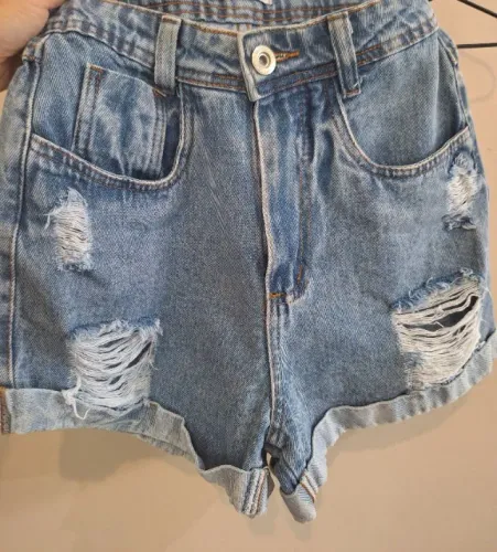 Short jeans cintura alta com barra dobrada. Acompanha cinto jeans. Tamanho 36