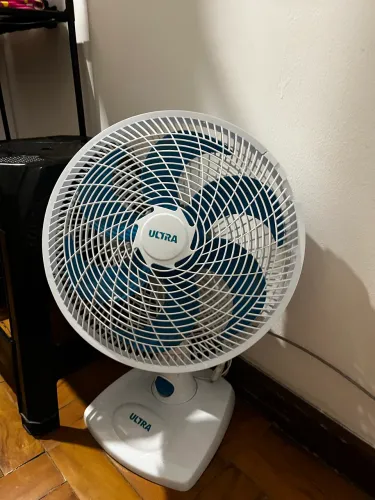 Ventilador de Mesa Ultra Mondial 30cm com pás azuis.