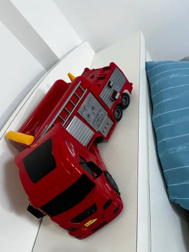 Brinquedos semi novos ( 1 carro de corrida + 1 caminhão de bombeiros)