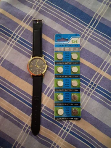 Vendo um relógio e uma cartela de bateria de relógio