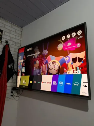 Uma tv de 50 polegadas
