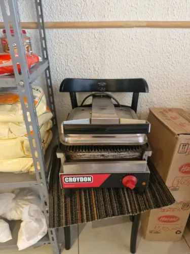 Sanduicheira Grill Croydon estriada 220V