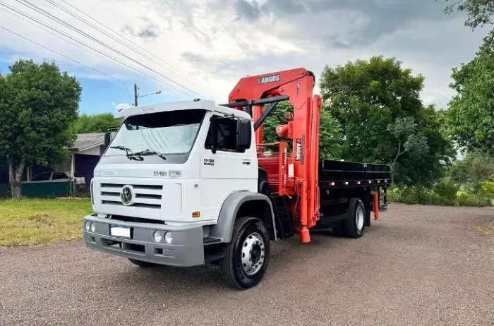 Vw 17-180 2011 4x2 com munck 