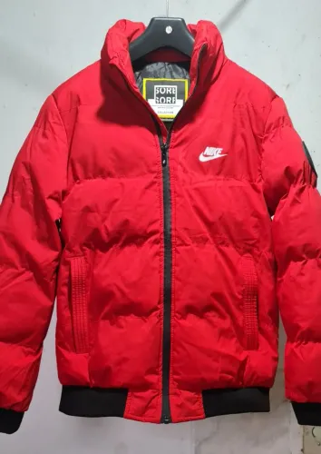 Jaqueta Esportiva Nike tamanho M ela só foi usada dentro de casa