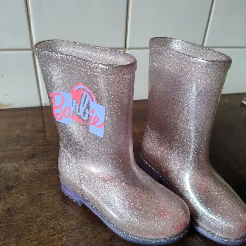 Bota infantil Barbie só 60!