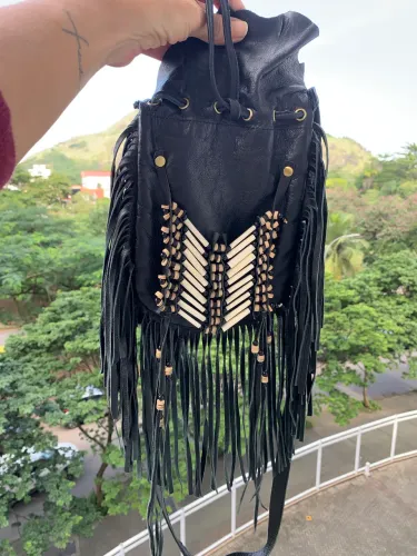 maravilhosa bolsa estilo boho/western em couro legítimo preto super macio! 
