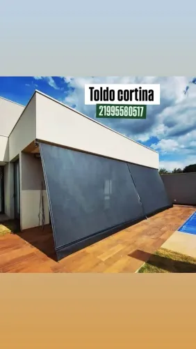 Toldo de frente retrátil com abertura sobre manivela.