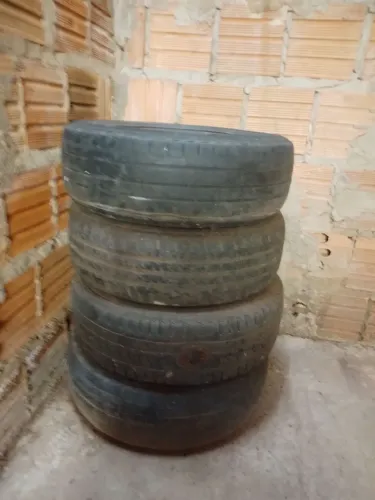 Aro 14 da Ford acompanhado com pneus meia vida