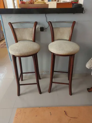 2 Banquetas madeira maciça e giratória.