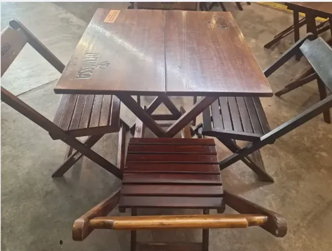 Conjunto de mesa e quatro cadeiras dobráveis para bar e restaurante