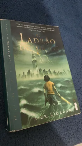 Livro Percy Jackson e o ladrão de raios