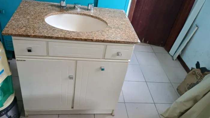 Vendo pia de banheiro os interessados chamar no WhatsApp 41 995-54-4902 tem que pegar no l